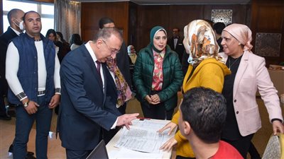 محافظ الإسكندرية يفتتح معرض المشغولات اليدوية