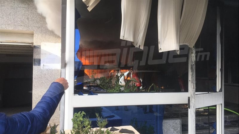 التهام النيران لمقر