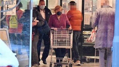 تجولت بمحال البقالة.. تفاصيل أول يوم لأنجيلا ميركل بعد التقاعد | صور 