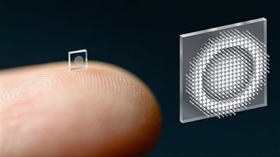 باحثون يطورون عدسة بحجم حبة الملح يمكن أن تحول هاتفك إلى كاميرا عملاقة 