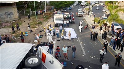 مصرع 49 مهاجرا وإصابة العشرات في حادث مروري بالمكسيك | فيديو وصور