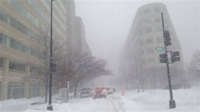 عاصفة ثلجية تجبر 130 شخصا على البقاء رهائن في سينما| فيديو