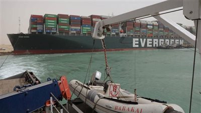 بعد عام من حادث قناة السويس.. جنوح سفينة تابعة لـ