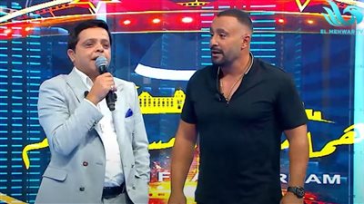 دبس فيها السقا وخلع.. هنيدي يروي مشاجرته مع تركي في هولندا بسبب كلمة بذيئة | فيديو