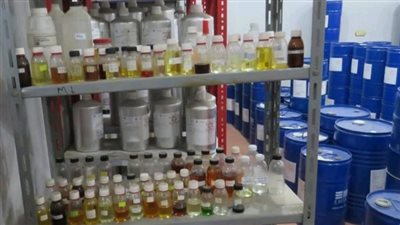 مداهمة 16 مصنعا ومخزنا بداخلهم مواد يعاد تدويرها لإنتاج مستحضرات تجميل ودهانات 