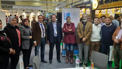 غرفة الأخشاب تنظم زيارة للصناع وطلاب الفنون التطبيقية لمعرض القاهرة للأخشاب والماكينات