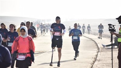 بطرف صناعي.. شاب يبهر المشاركين في نصف ماراثون الأهرامات | صور