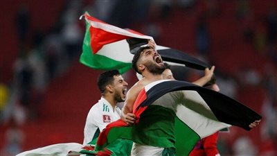 لاعبو المنتخب الجزائري يرفعون أعلام فلسطين بعد تأهلهم لنصف نهائي كأس العرب
