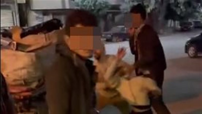 نباش قمامة بجبر الأطفال