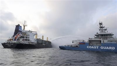 توجيه سفينة ألمانية مشتعلة منذ أسبوع إلى ميناء سويدي