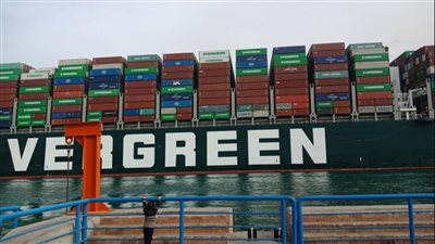 سفينة إيفر جيفين العملاقة تتجاوز منطقة البلاح في طريقها لبورسعيد 