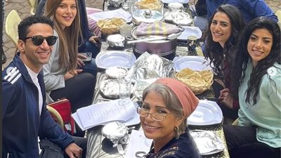 رفقة فريق المسلسل.. سوسن بدر تنشر صورا من كواليس تصوير أبو العروسة 3