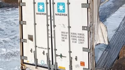  إزالة تلوث بحري ناتج عن سقوط حاوية لحوم بالإسكندرية