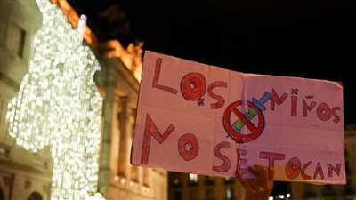 تظاهرات في بعض دول أوروبا بسبب قرارات مكافحة جائحة كورونا| فيديو