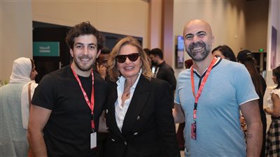 يسرا تتألق بالأسود في سابع أيام مهرجان البحر الأحمر السينمائي | صور