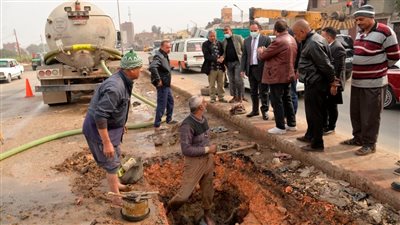 كسر مفاجئ بخط مياه 10.5 بوصة بالطريق الدائري بحي غرب أسيوط 