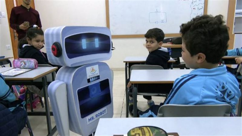 روبوت مع احد التلاميذ