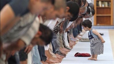 الإفتاء عن اصطحاب الأطفال الصغار إلى المسجد؟.. مكروه للرجال 