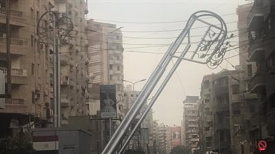 عمود إنارة مائل يتسبب في رعب أهالي طنطا | صور 
