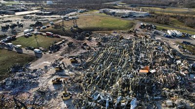 الأعاصير القوية تقتل 8 أشخاص في مصنع شموع بمدينة مايفيلد الأمريكية 