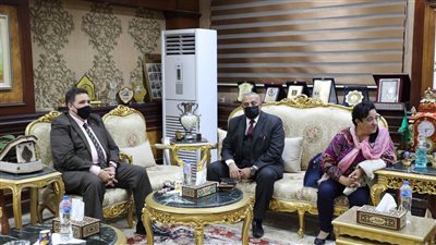 محافظ المنيا يبحث أنشطة مشروع قرية متعلمة في 481 مدرسة