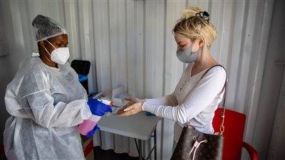 دراسة بريطانية تكشف تأثير لقاحات كورونا على المتحور أوميكرون