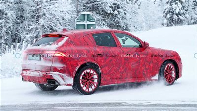 سيارة مازيراتي جريكال تروفيو 2023 بملابس الكريسماس 