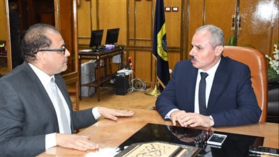 فور توليه رئاسة جامعة القناة.. مندور يطالب بسرعة انتهاء العيادات الخارجية | صور