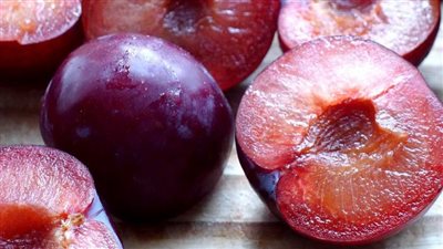 تفسير حلم البرقوق في المنام وعلاقته بسداد الديون والحصول على الأموال 