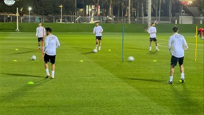 المنتخب الوطني يؤدي تدريبات مسائية استعدادًا لمباراة تونس بكأس العرب | صور