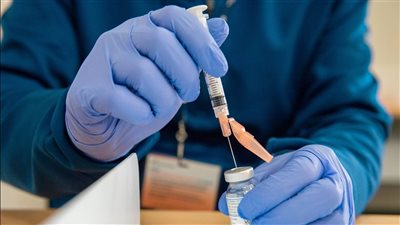  مقابل رشوة.. رجل يتلقى 10 جرعات من لقاحات كورونا فى يوم واحد