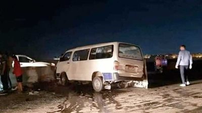 مصرع وإصابة 14 شخصا في تصادم مروع بين سيارة نقل ثقيل مع 