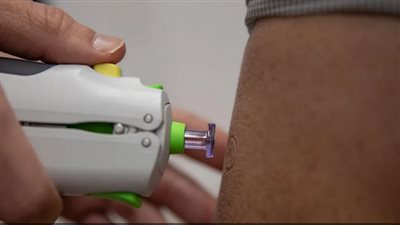 عن طريق الهواء ويتصدى للمتحورات الجديدة.. علماء يجربون لقاحا 