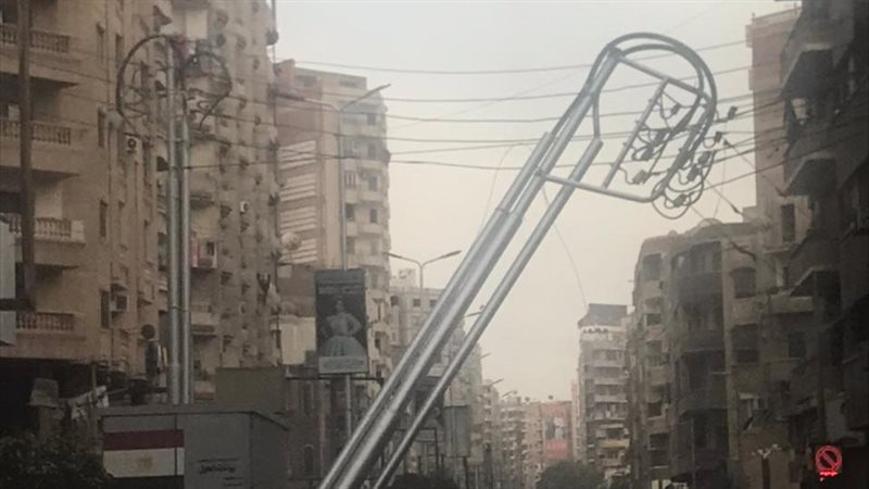 عمود إنارة مائل يتسبب