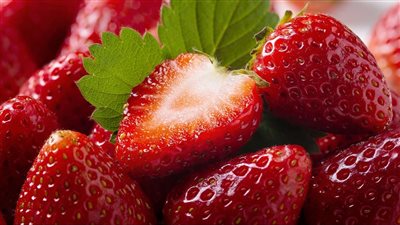 تفسير رؤية الفراولة في المنام وعلاقتها بقدوم مولود جديد ورزق كثير 