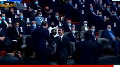 لفتة إنسانية للسيسي مع أحد طلاب جامعة السويس بعد فقرته الإنشادية | فيديو 
