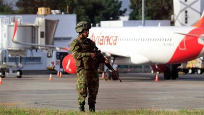 مقتل 3 أشخاص إثر انفجارين بمطار في كولومبيا