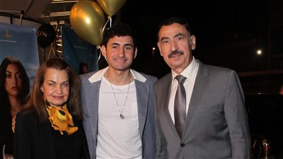 أمير المصري برفقة والده في العرض الخاص لفيلم ريتسا | صور