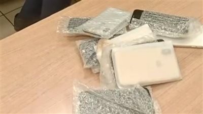 خبوهم بطريقة ماكرة.. ضبط هواتف محمولة وساعات بحوزة راكبين بمطار القاهرة | صور