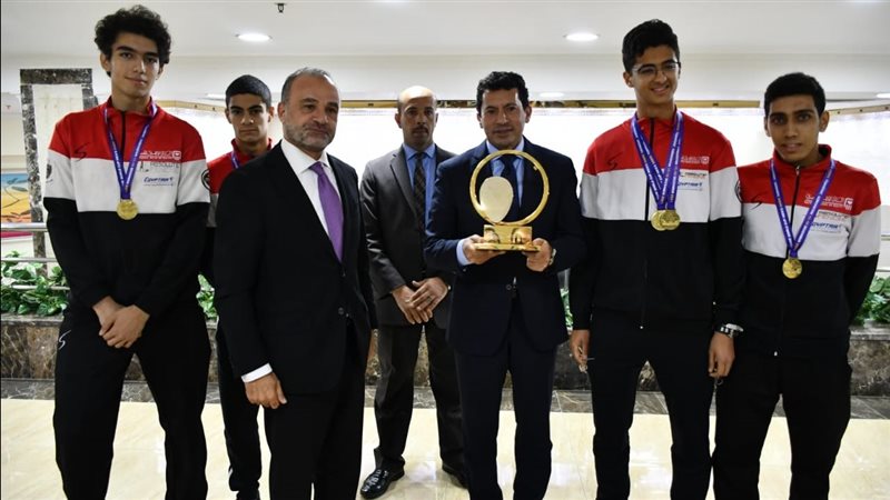 وزير الرياضة يلتقي