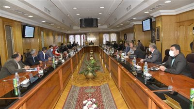 محافظ أسيوط يبحث آخر مستجدات برنامج التنمية المحلية بالصعيد 