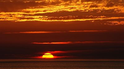 تفسير رؤية الغروب في المنام وعلاقتها بفسخ خطبة العزباء وزوال الجاه والسلطان