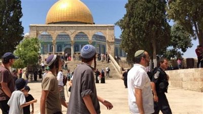مستوطنون يقتحمون باحات الأقصى بحماية شرطة الاحتلال الإسرائيلي