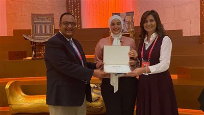 تكريم شباب المصريين بالخارج المشاركين بتنظيم جناح بلادهم بمعرض 