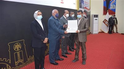 محافظ الوادي الجديد يمنح مكافآت مالية للقرى الأعلى في نسب التطعيم