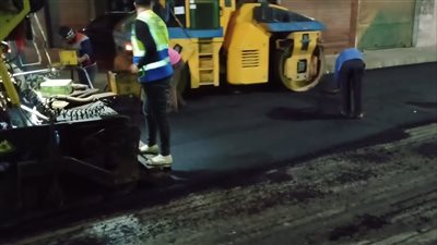 رصف الطبقة الأسفلتية السطحية بشارع الأقصر بالجيزة |صور وفيديو