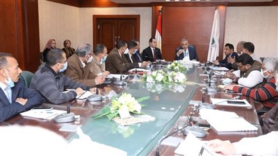 محافظ سوهاج يبحث معوقات بعض مشروعات مياه الشرب والصرف فى 4 مراكز 