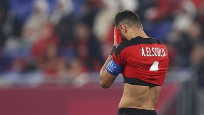 بعد خطئه في مباراة تونس.. عماد متعب يوجه رسالة لـ عمرو السولية | فيديو