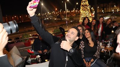 مصطفى قمر يفتتح مطعما جديدا بحضور النجوم|صور