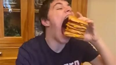 بسبب فمه.. شاب يحقق أغرب الأرقام القياسية بموسوعة جينيس | صور